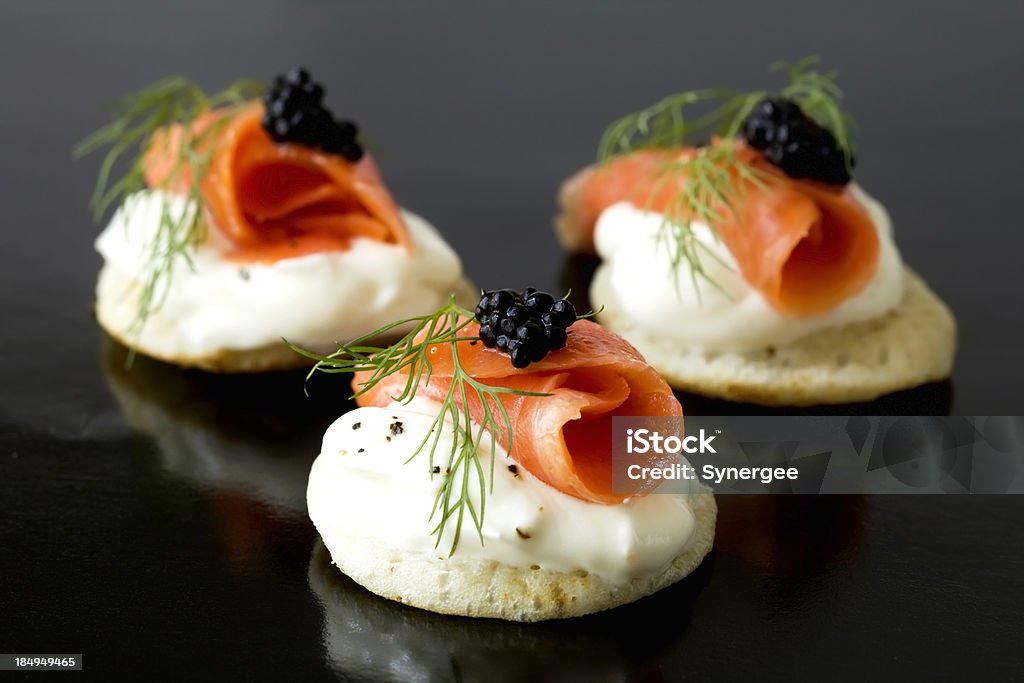 Salmón ahumado blinis - Foto de stock de Aperitivo - Plato de comida libre de derechos