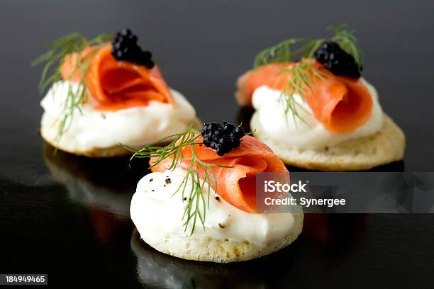 Salmón Ahumado Blinis Foto de stock y más banco de imágenes de Aperitivo - Plato de comida - Aperitivo - Plato de comida, Canapé, Blini