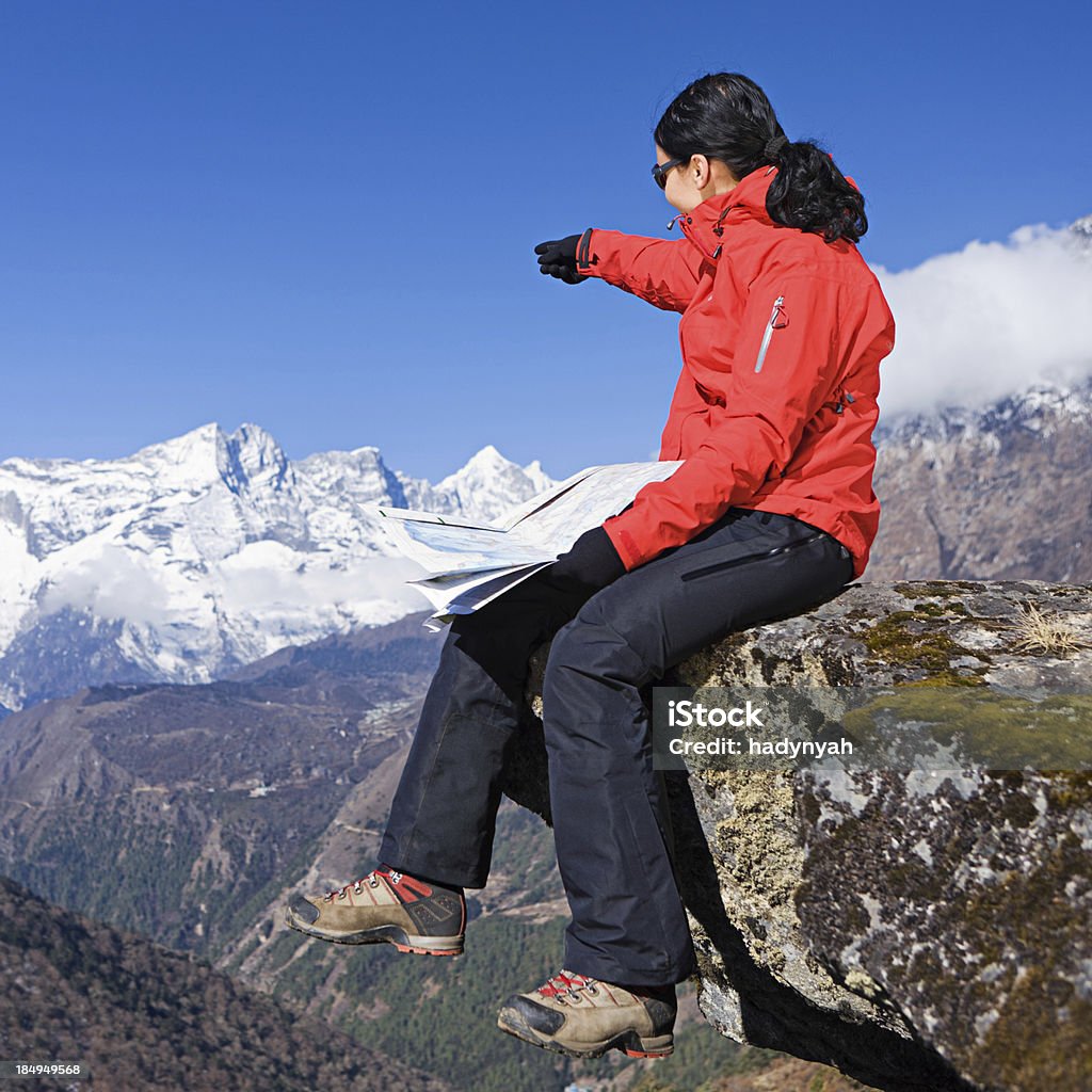 Mulher caminhada no Himalaia, Nepal - Royalty-free Monte Everest Foto de stock