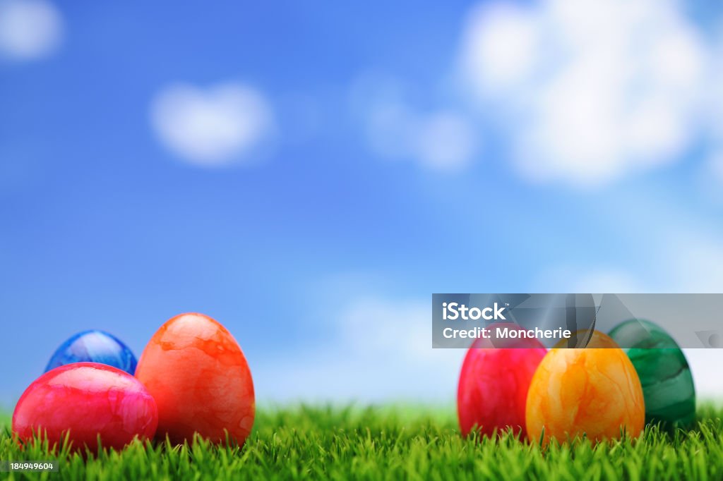 Oeufs de Pâques colorés - Photo de Herbe libre de droits