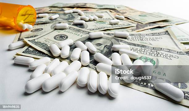 Medicina Y Dinero Foto de stock y más banco de imágenes de Dinero - Dinero, Medicamento, Asistencia sanitaria y medicina