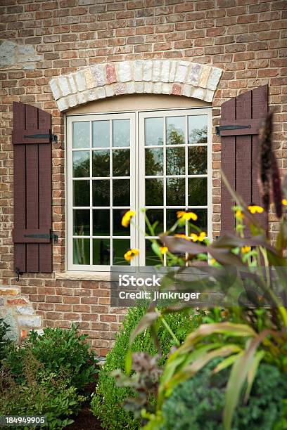 Residenital Finestra Panoramica Con Sopracciglio Brickwork - Fotografie stock e altre immagini di Ambientazione esterna