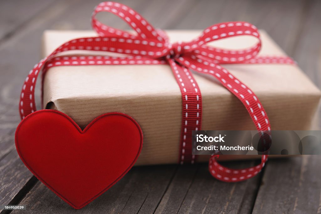 Caixa de presente com um coração vermelho - Foto de stock de Amor royalty-free