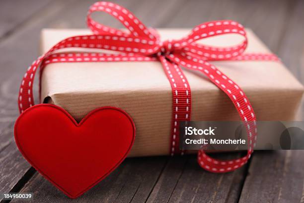 Foto de Caixa De Presente Com Um Coração Vermelho e mais fotos de stock de Amor - Amor, Aniversário, Caixa - Recipiente
