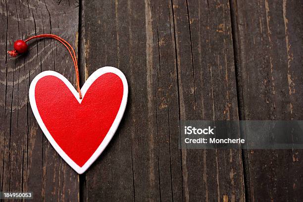 Corazón Sobre Fondo De Madera Foto de stock y más banco de imágenes de Amor - Sentimiento - Amor - Sentimiento, Cariñoso, Celebración - Ocasión especial