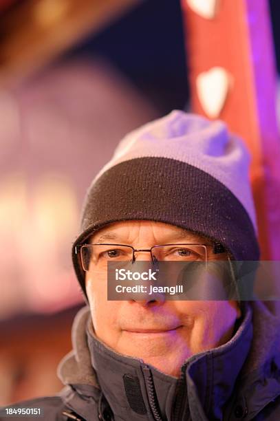 Photo libre de droit de Senior En Hiver Nuit Carnaval Lumineux banque d'images et plus d'images libres de droit de 65-69 ans - 65-69 ans, Activités après le ski, Adulte