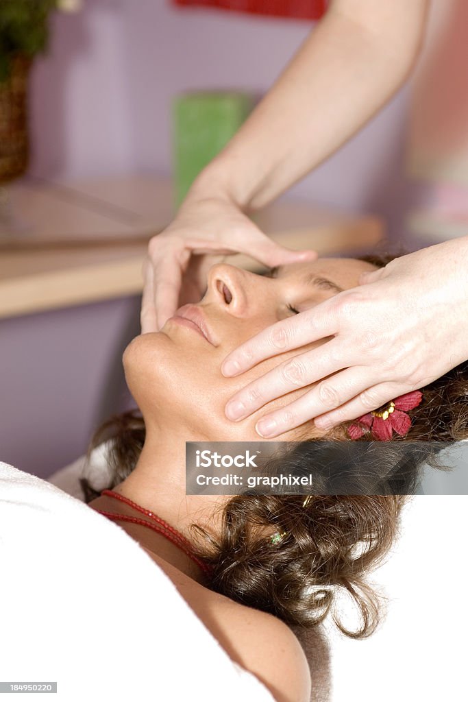 Mulher recebendo massagem - Foto de stock de 30 Anos royalty-free