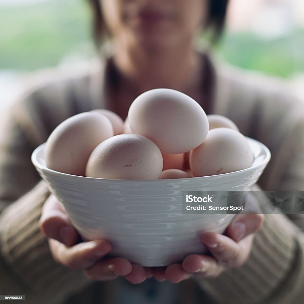 Свежие яйца - Стоковые фото Белый роялти-фри