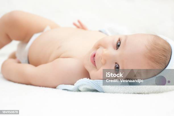 ベビー後のバスルーム - 赤ちゃんのストックフォトや画像を多数ご用意 - 赤ちゃん, タオル, ベビーバス