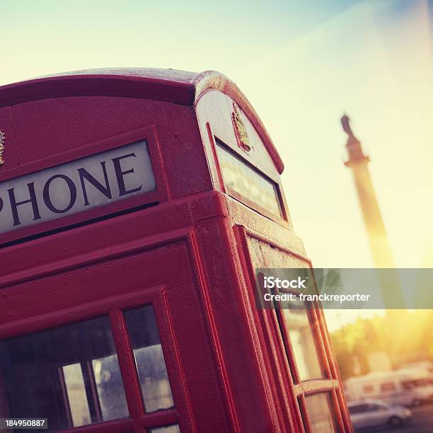 Cabina Telefonica Di Londra Strada Al Tramonto - Fotografie stock e altre immagini di Londra - Londra, Piccadilly Circus, Trafalgar Square