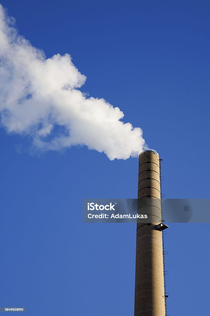 Chimenea industrial frente de deep blue sky - Foto de stock de Arquitectura libre de derechos