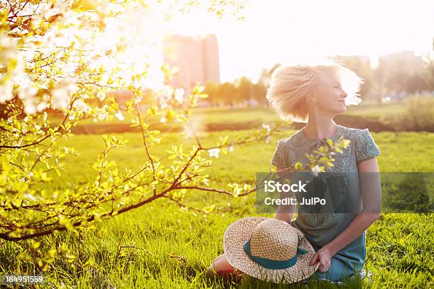 Der Frühling Kommt Stockfoto und mehr Bilder von Ast - Pflanzenbestandteil - Ast - Pflanzenbestandteil, Attraktive Frau, Baum