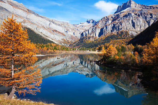 istock Autumn at the mountain lake 184951659