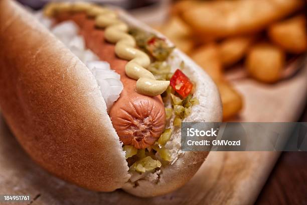 Hotdog E Batatas Fritas - Fotografias de stock e mais imagens de Cachorro-quente - Cachorro-quente, Pão de Leite, Alimentação Não-saudável