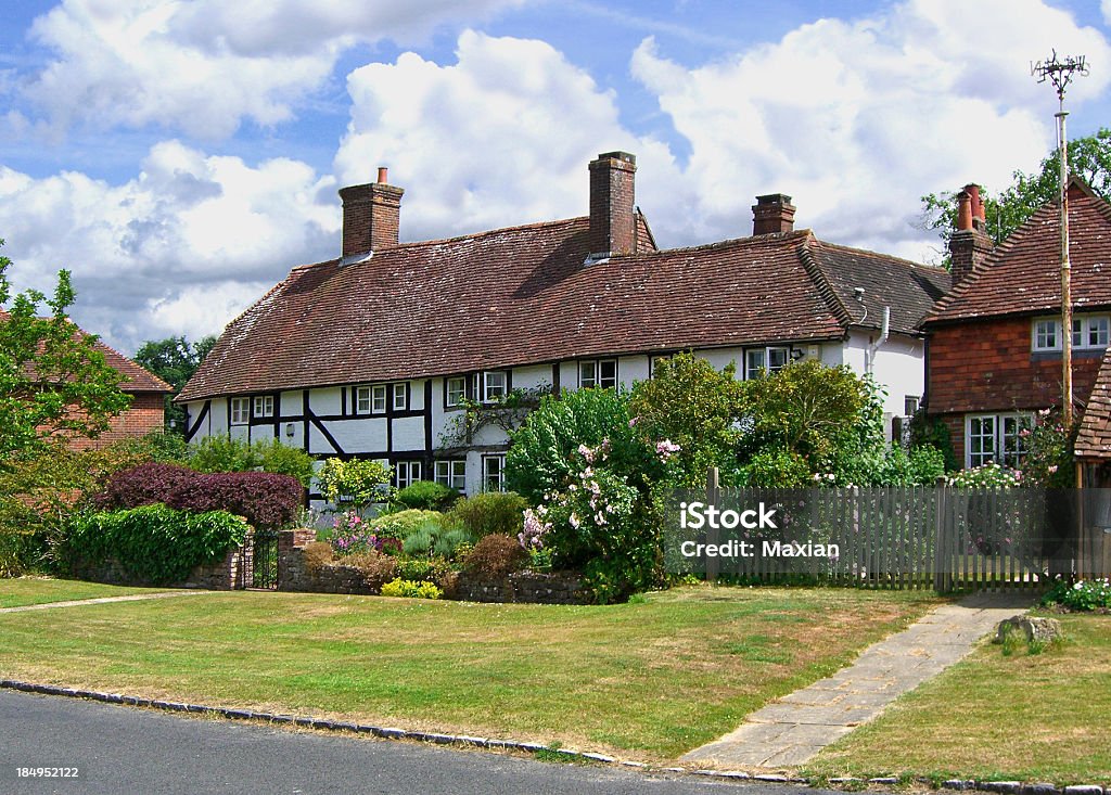 Cottage da villaggio verde - Foto stock royalty-free di Sussex