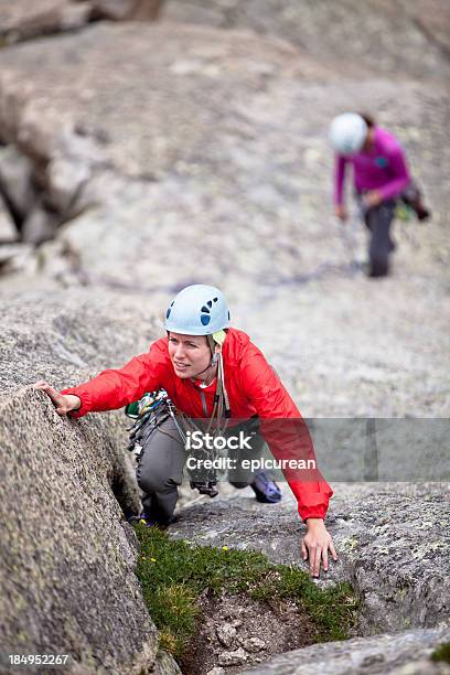 Dwie Kobiety Wspinaczka Skalna W Colorado - zdjęcia stockowe i więcej obrazów 20-29 lat - 20-29 lat, Aktywny tryb życia, Alpinizm