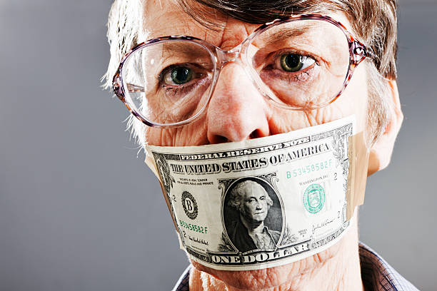 confondu vieille femme gagged avec dollar bill merveilles pourquoi - currency silence censorship behavior photos et images de collection