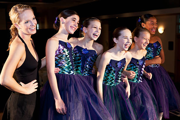 enseignant avec danseurs de ballet sur scène en costume de déguisement - sc0531 photos et images de collection