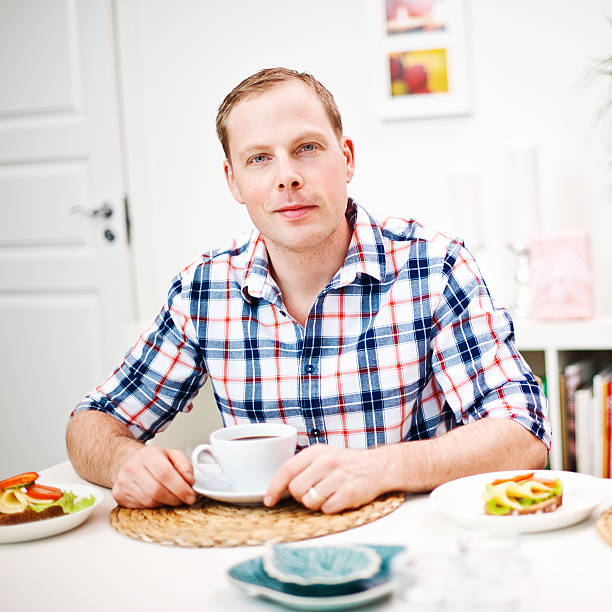 あるハンサムな男性の朝食 - dining table flash ストックフォトと画像