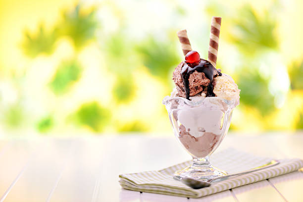 мороженое - ice cream sundae стоковые фото и изображения