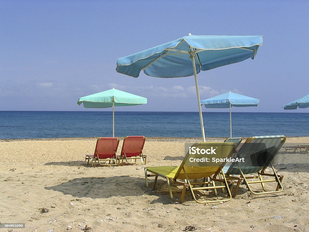 Sedie a sdraio e ombrelloni sulla spiaggia - Foto stock royalty-free di Acqua