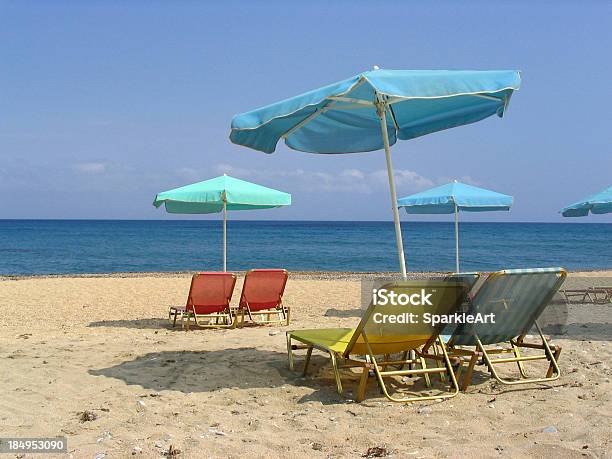 Deckchairs I Parasole Na Plaży - zdjęcia stockowe i więcej obrazów Bez ludzi - Bez ludzi, Brzeg wody, Chmura
