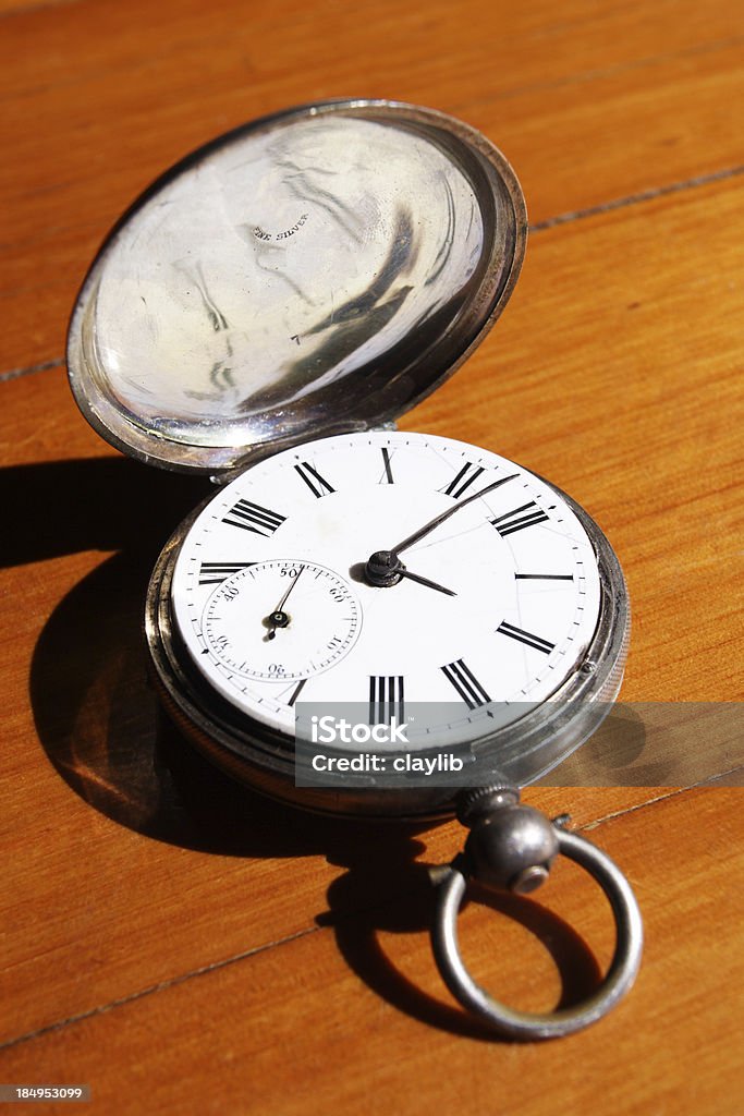 Старые Карманные часы - Стоковые фото Антиквариат роялти-фри