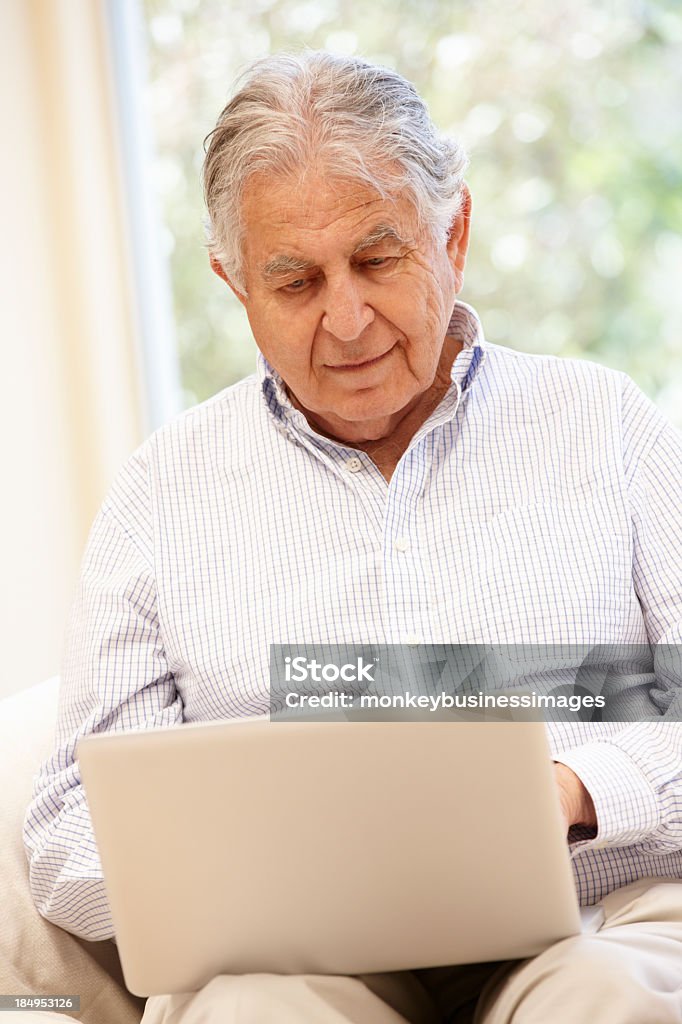 Sênior homem hispânico com laptop - Foto de stock de Aconchegante royalty-free