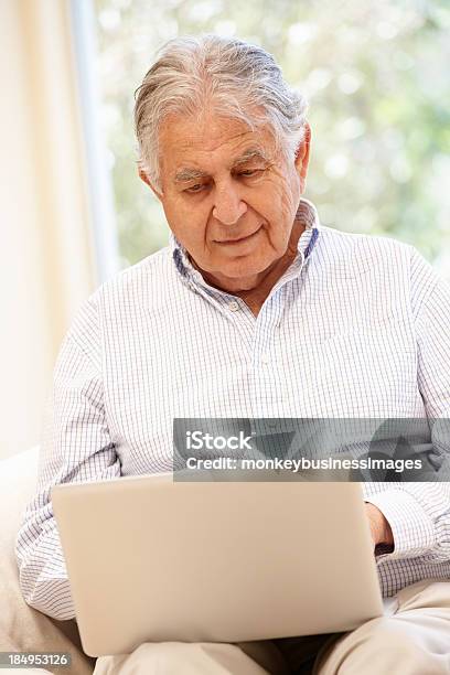 Senior Hispânico Homem Com Computador Portátil - Fotografias de stock e mais imagens de Aconchegante - Aconchegante, Adulto, Adulto maduro