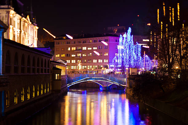 tempo de natal decorada três pontes em liubliana - ljubljana december winter christmas imagens e fotografias de stock
