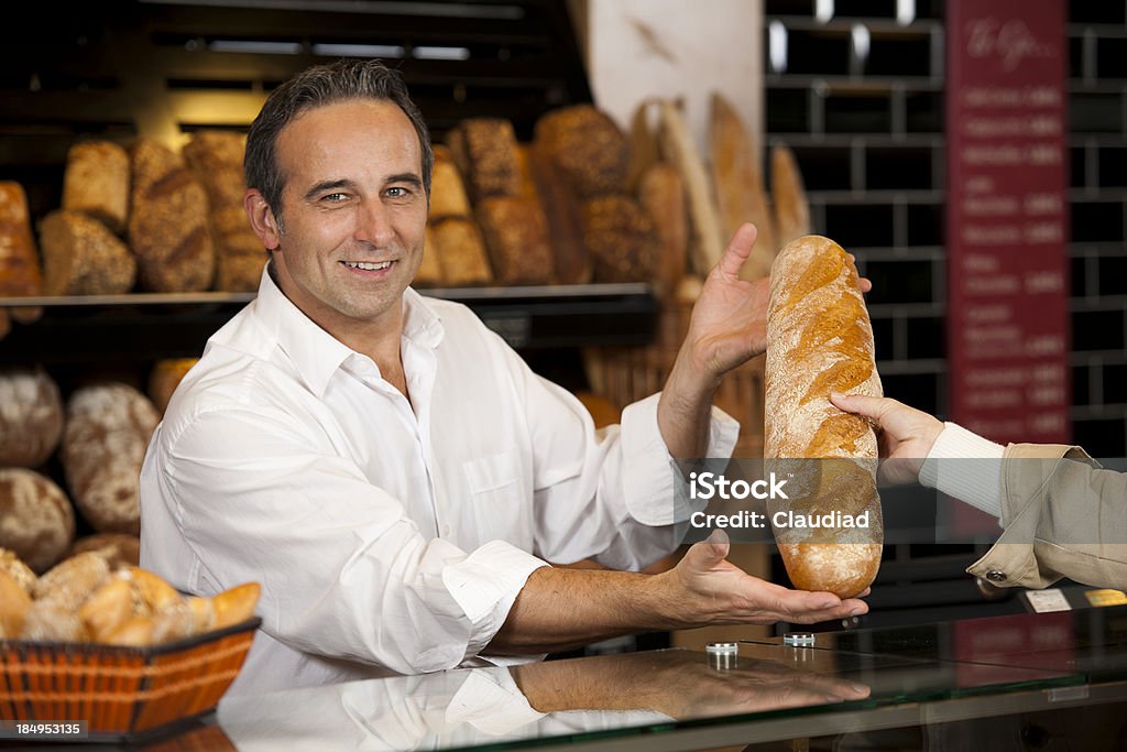 Homem está vendendo baguete - Foto de stock de 50-54 anos royalty-free