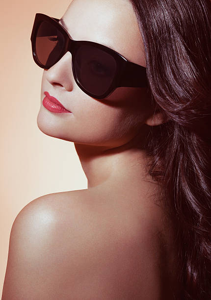 istock Woman wearing sunglasses 184953171