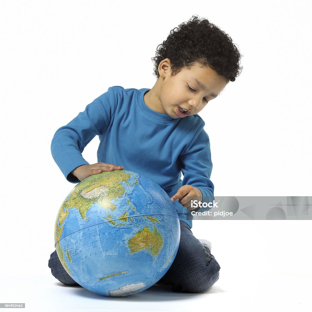 Petit garçon pointant sur le monde - Photo de Agenouillé libre de droits