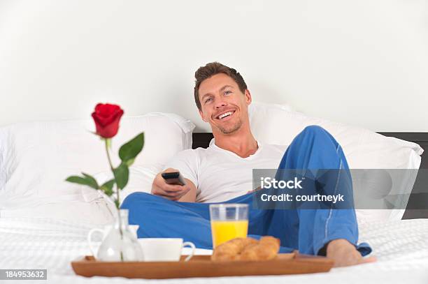 남자 Tv 시청 에서 아침 식사에 대한 스톡 사진 및 기타 이미지 - 아침 식사, 침대, 한 명의 남자만