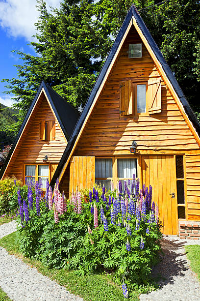 drewniane domy - bariloche flower bed formal garden house zdjęcia i obrazy z banku zdjęć