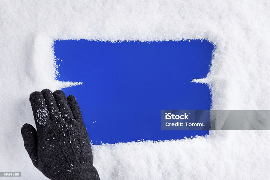 Mano quitar nieve de la ventana - Foto de stock de Fondos libre de derechos