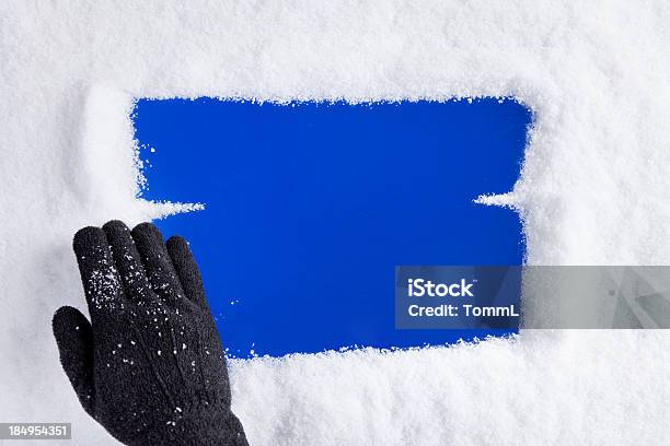 Mano Quitar Nieve De La Ventana Foto de stock y más banco de imágenes de Fondos - Fondos, Invierno, Escarcha