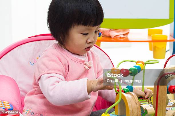 Photo libre de droit de Bébé Jouant Des Jouets En Bois Coloré banque d'images et plus d'images libres de droit de Amour - Amour, Art du portrait, Asiatique de l'Est et du Sud-Est