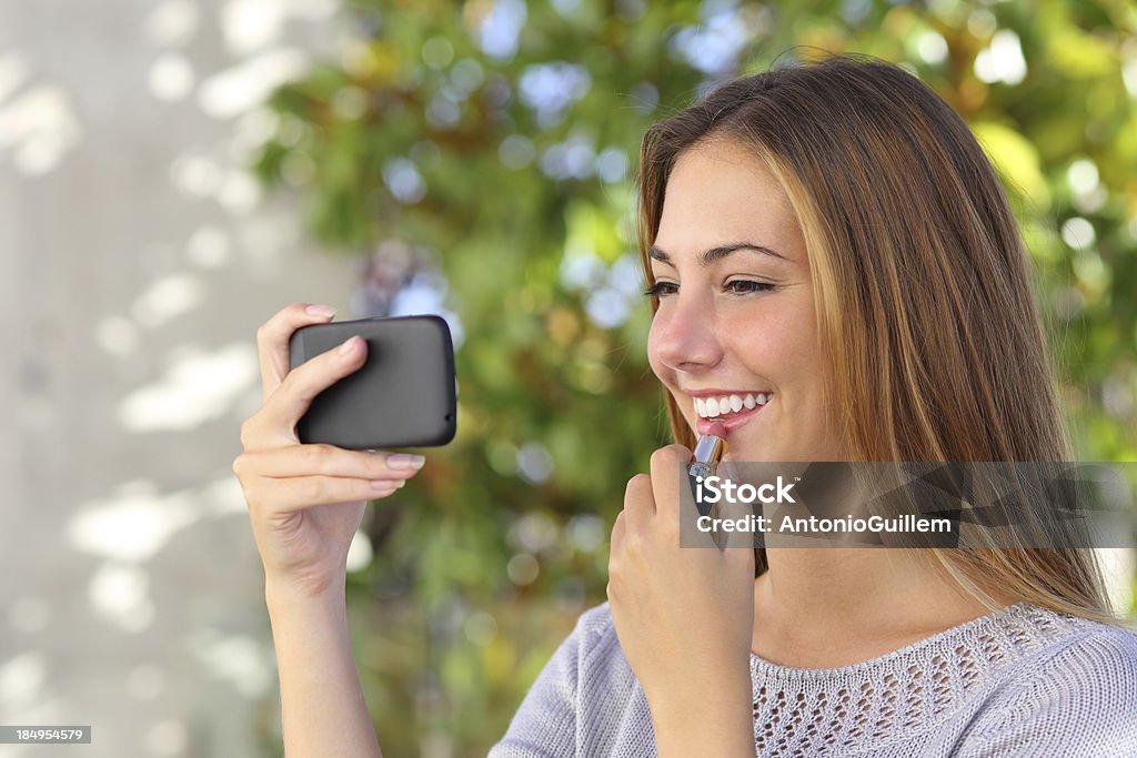 Mulher bonita fazendo um usando um telefone inteligente com espelho - Royalty-free Adolescente Foto de stock