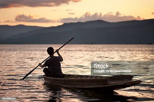 Hombre Canoa Con Balancines Un Tradicional Foto de stock y más banco de imágenes de Actividades recreativas - Actividades recreativas, Agua, Aire libre