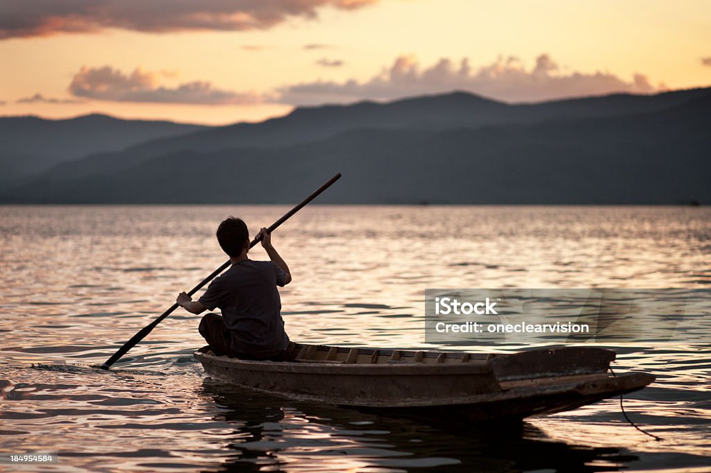 Homem Remar Um tradicional Canoa - Royalty-free Ao Ar Livre Foto de stock