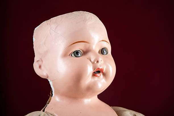 かなりプロークンアンティーク人形古い角質、1800 年代からのレイトチェックアウト - doll evil child baby ストックフォトと画像
