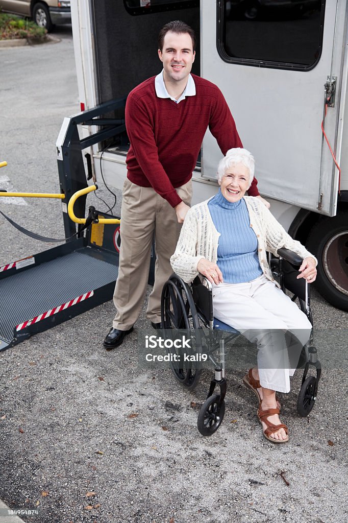 Старший женщина, микроавтобус с Подъёмник для инвалидной коляски - Стоковые фото Инвалидное кресло роялти-фри