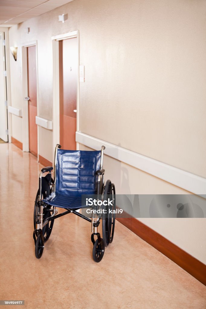 Rollstuhl im Krankenhaus-Korridor - Lizenzfrei Eingangshalle - Wohngebäude-Innenansicht Stock-Foto