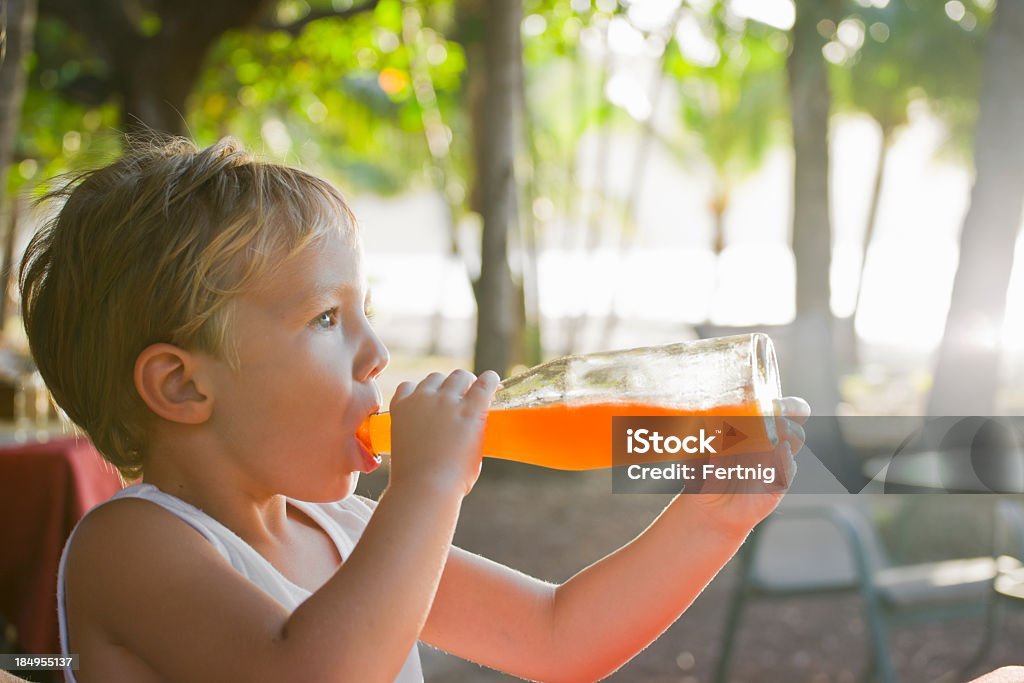 Bater-lo de volta no bar da praia, uma criança beber. - Foto de stock de Refrigerante - Bebida gelada royalty-free