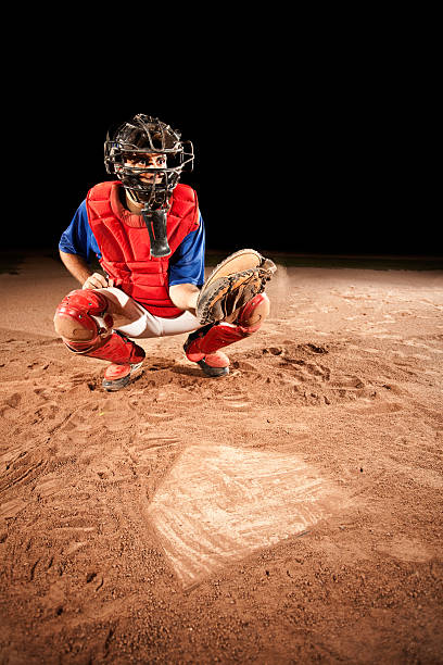 giocatore di baseball (catcher) a casa piatto - profile photo flash foto e immagini stock