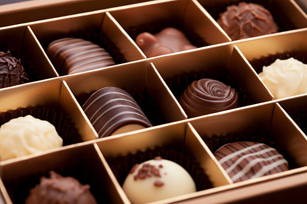 caixa de chocolates - chocolate candy gift package chocolate imagens e fotografias de stock