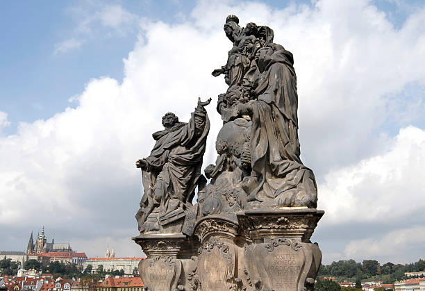 estatua de madonna, st. dominic y tomás de aquino - santo tomas de aquino fotografías e imágenes de stock