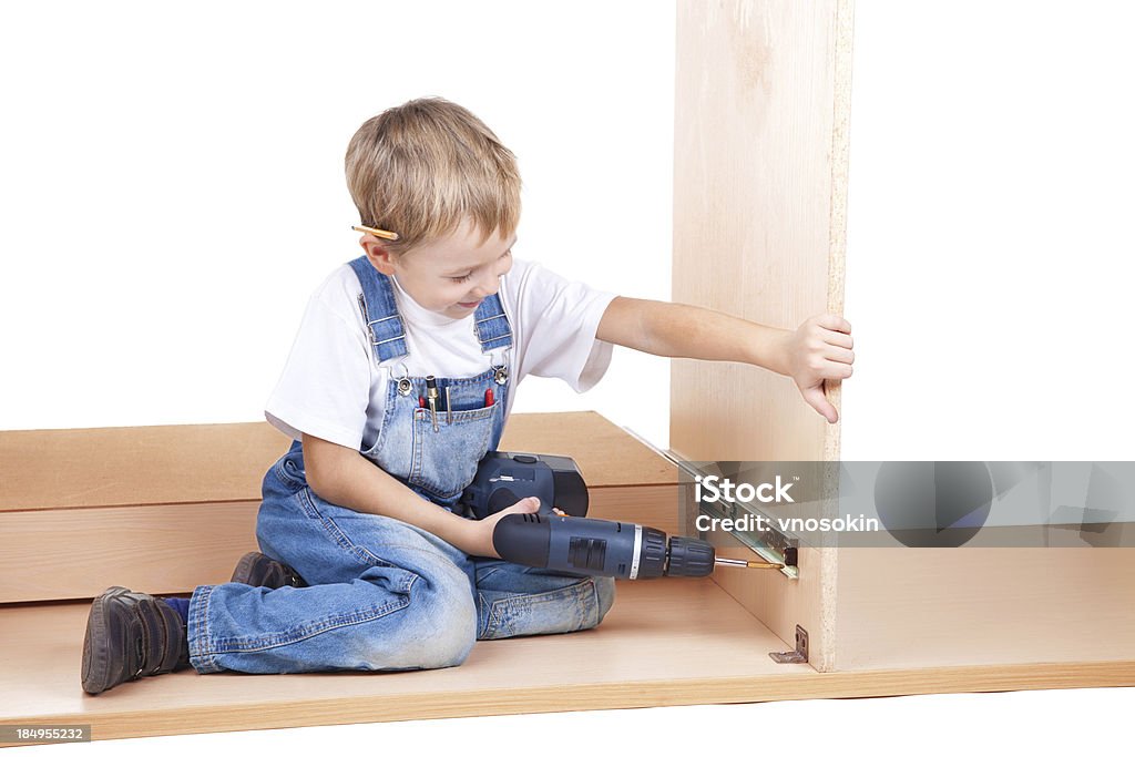 Poco niño de construcción uso Destornillador eléctrico - Foto de stock de 4-5 años libre de derechos