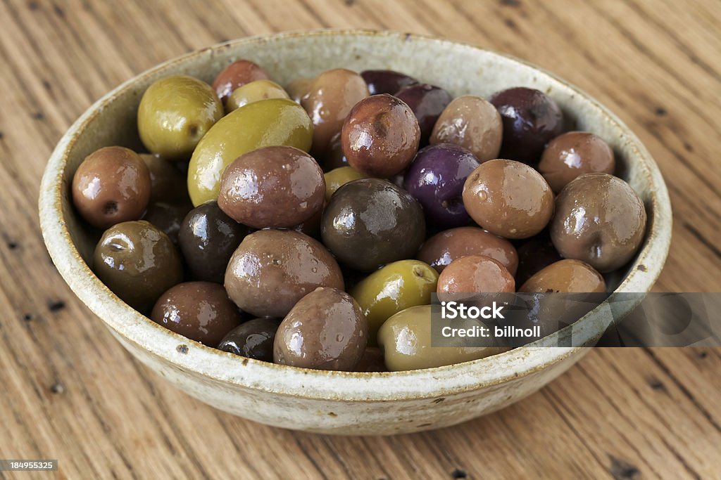 Pequeño tazón de aceitunas orgánicos - Foto de stock de Aceituna libre de derechos